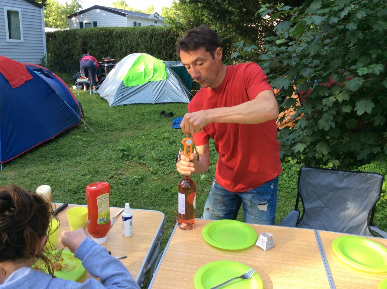 Un bon petit rosé, cela désaltère, n'est-ce-pas Claude ?